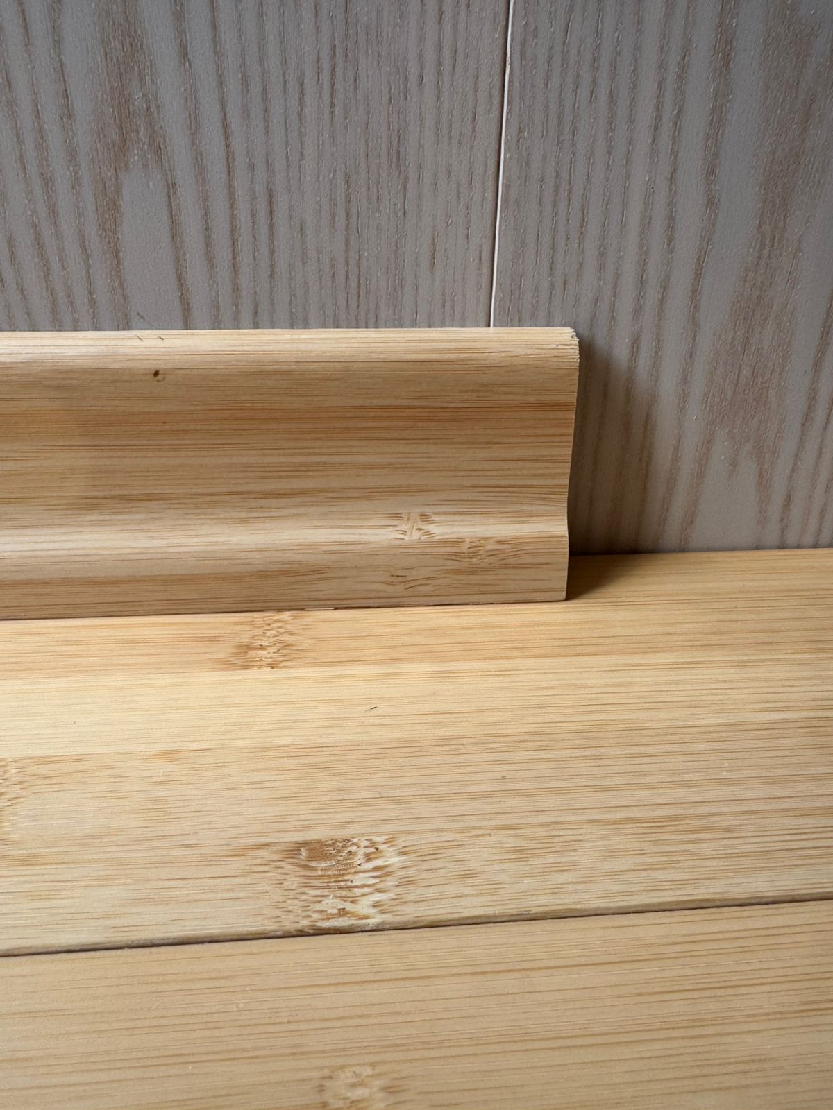 Плинтус шпонированный Бамбук натур, лак 2700х60х23 мм